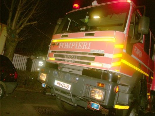 Incendiu la o maşină, în parcarea Carrefour